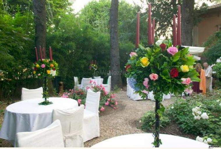 Allestimento dei tavoli di matrimonio in giardino
