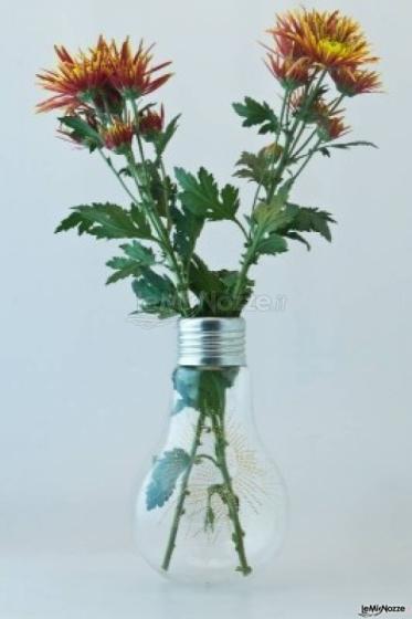 Vaso originale ricavato da una lampadina come regalo agli invitati