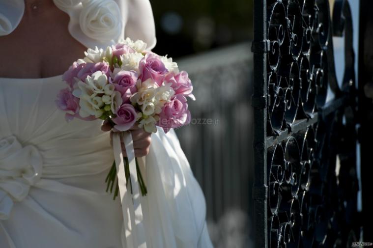 Bouquet della sposa di rose rosa