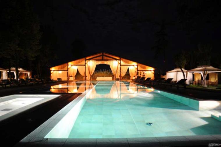 Il fascino della piscina illuminata di notte