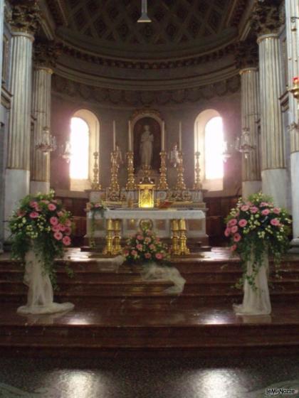 Classico allestimento chiesa per matrimonio - Roberta fiori Viverone