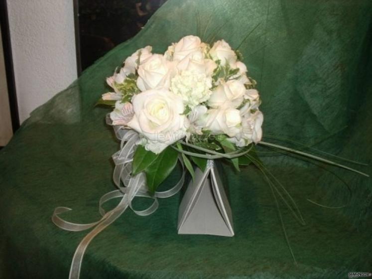 Piccolo bouquet di rose per la sposa