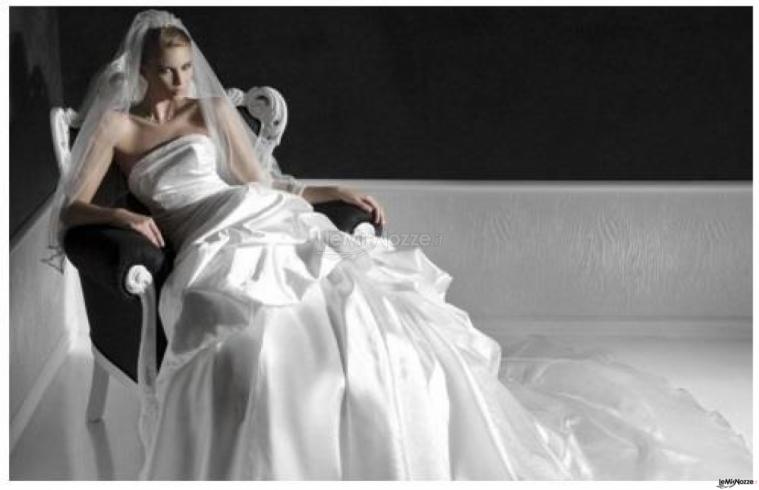 Abito bianco con velo di "Le Spose di Sofia" per Naccari Sposa