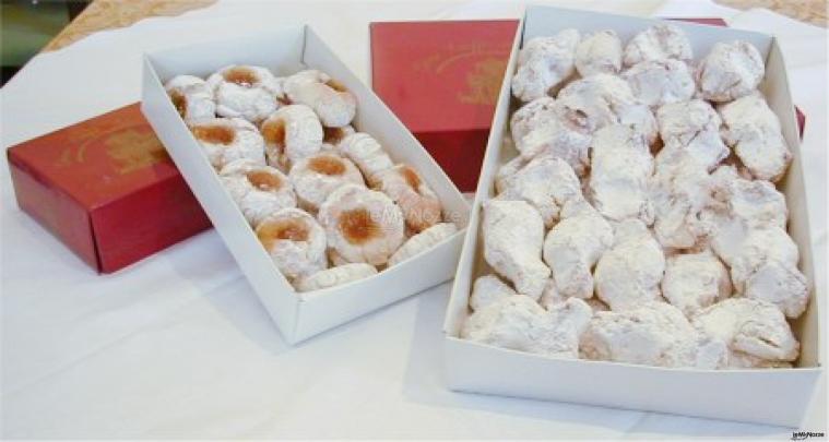 Biscotti per matrimonio alle mandorle e pasticcini con marmellata realizzati dal catering Gran Caffè del Duomo