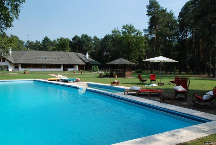 Ricevimento di matrimonio a bordo piscina