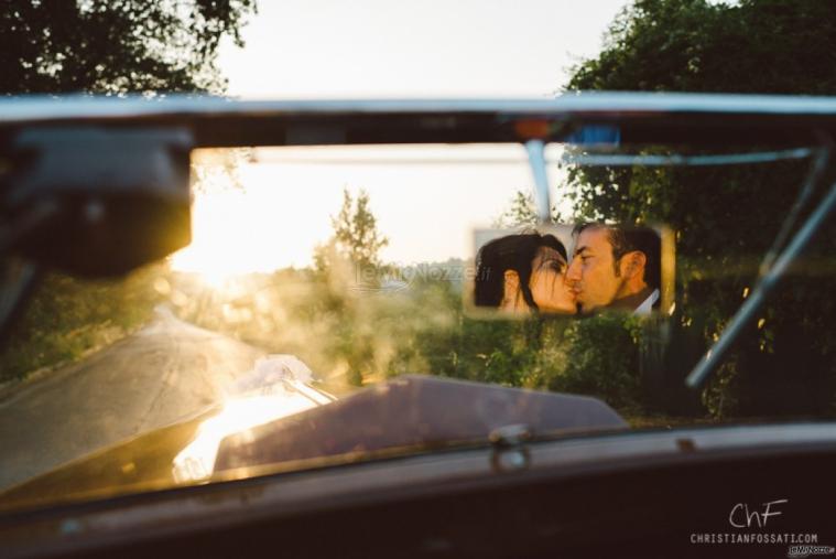 Foto del bacio degli sposi al tramonto