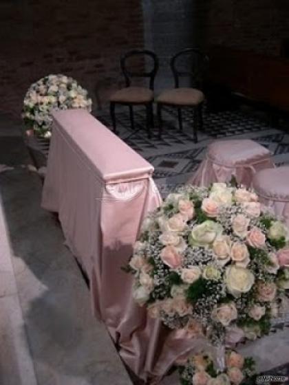 Fiori e addobbi bianco e rosa per il matrimonio