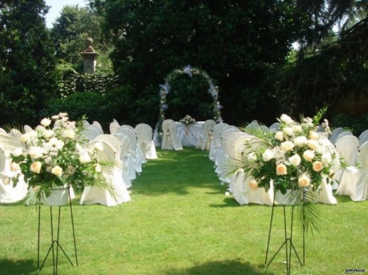 Matrimonio civile nel giardino della location di matrimonio