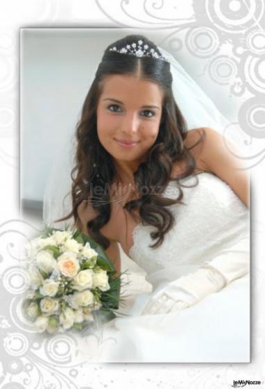 Foto in primo piano della sposa con cornice creativa