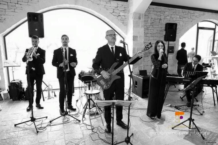 Metamorphosis Wedding Band - In sala con abito e cravattino nero