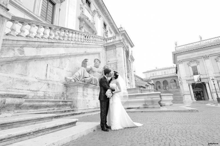 Il bacio degli sposi all'uscita dalla chiesa