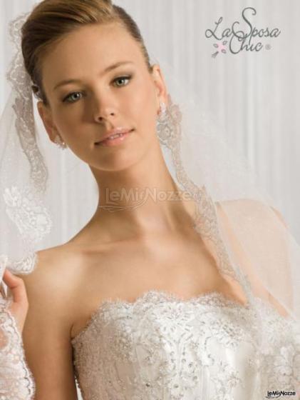 Vestito da sposa con velo ricamato