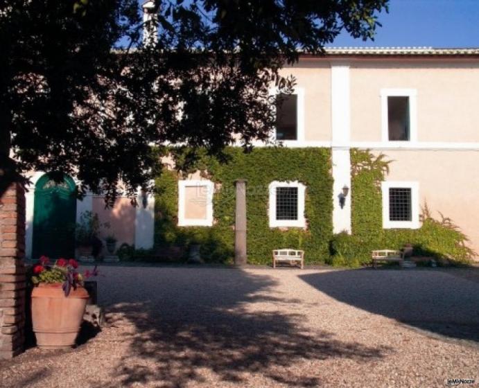 Particolare della facciata della villa per il matrimonio