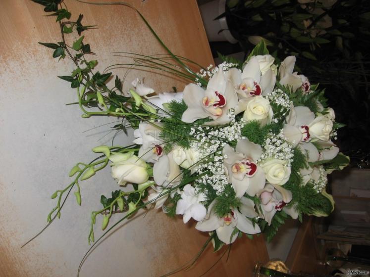Bouquet da sposa cascante con orchidee
