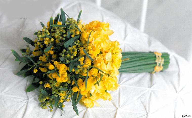 Bouquet con gambo lungo di fiorellini gialli