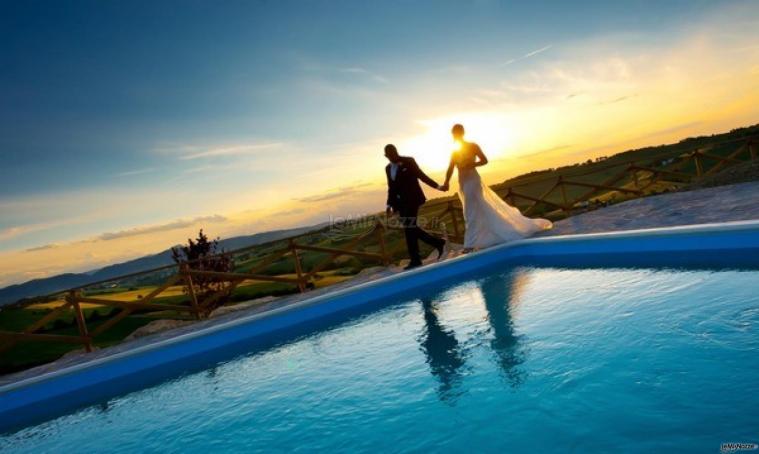 Fotografia degli sposi a bordo piscina