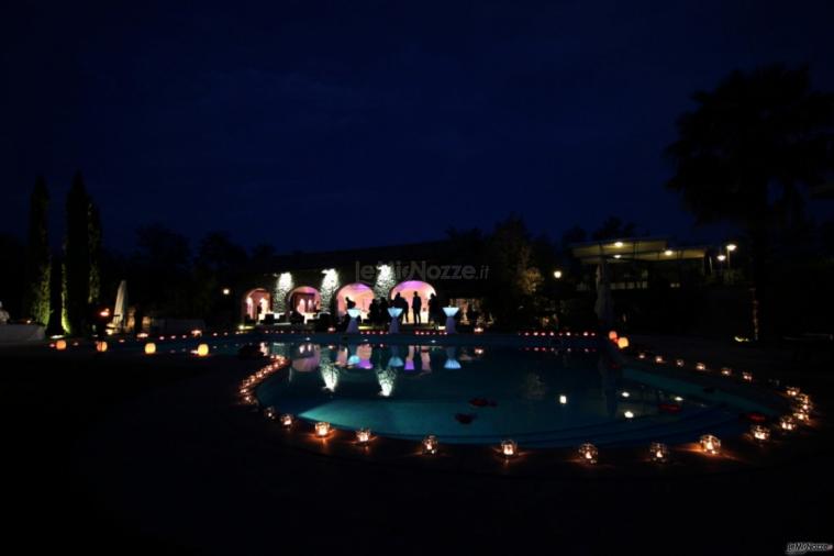 Piscina illuminata per un matrimonio serale