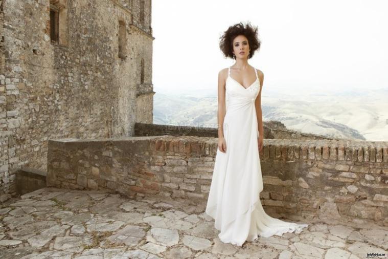 Angela Pascale Spose - Abito da sposa con spalline strette e scollo a cuore