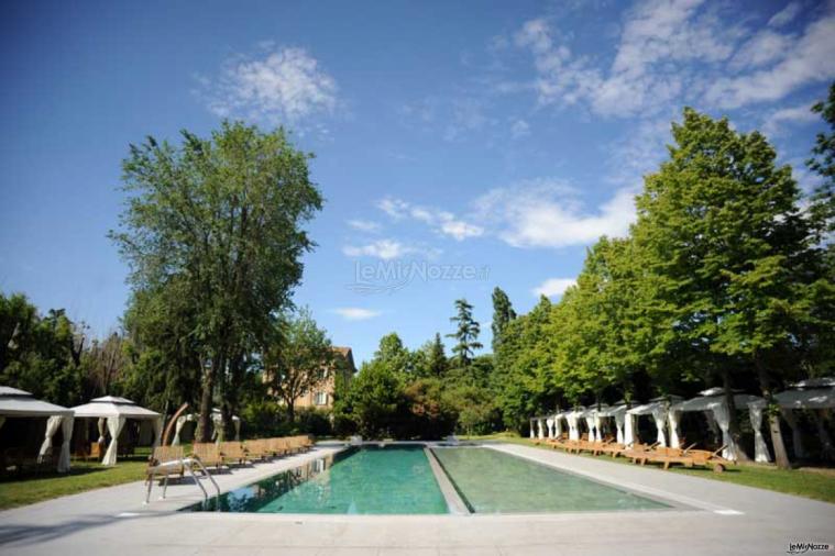 La piscina della villa circondata da bellissimi alberi ad alto fusto