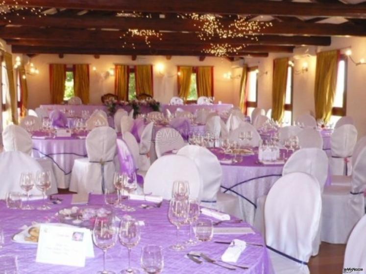 Allestimento dei tavoli per il matrimonio