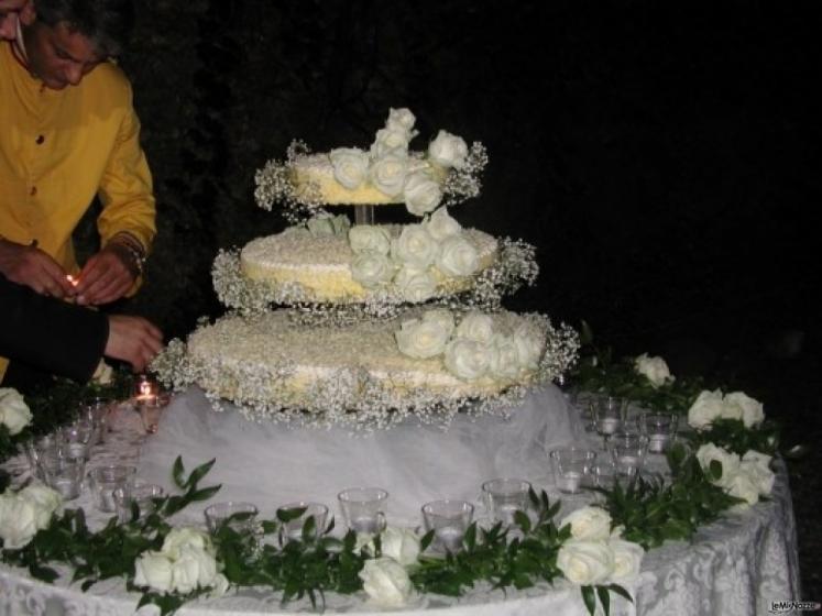 Torta nuziale con rose bianche per le nozze