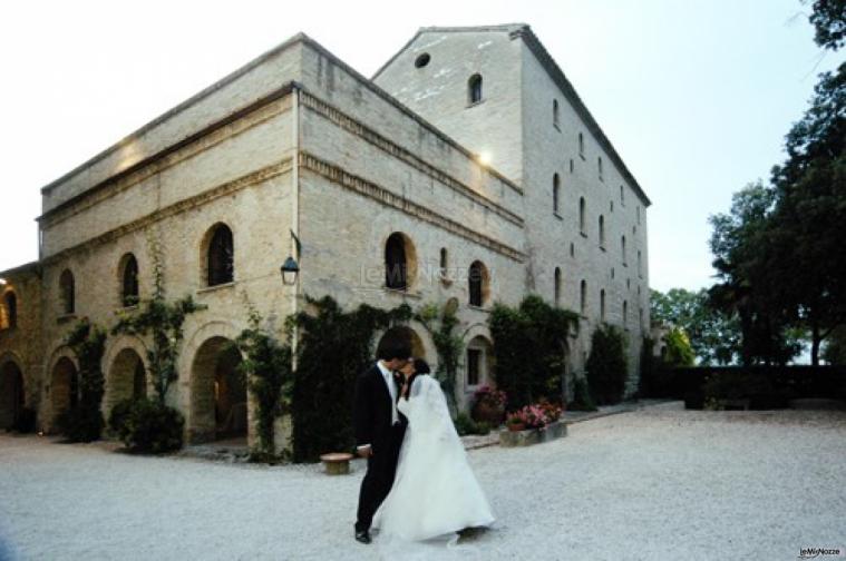 Gli sposi presso la location di nozze - Abbazia Santa Maria in Potenza