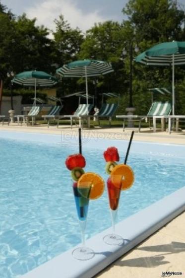 Aperitivo a bordo piscina per il ricevimento di matrimonio