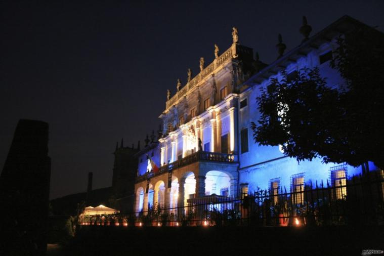 Illuminazione esterno per il ricevimento di matrimonio