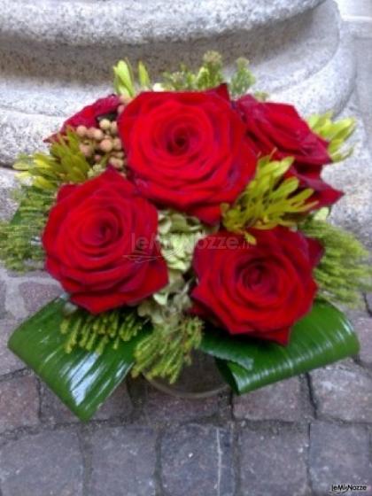 Composizione di rose rosse per il matrimonio