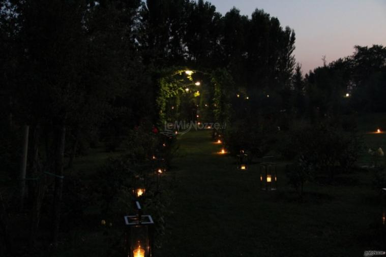 Viale del relais illuminato con candele