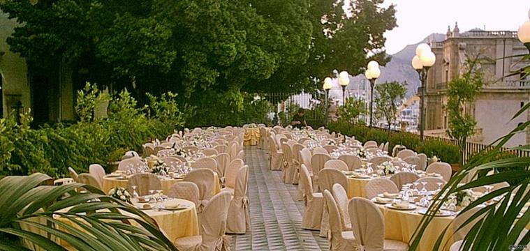 Allestimento tavoli per ricevimento di matrimonio in giardino presso Palazzo Butera