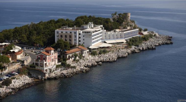 La struttura immersa nel mare dello Splendid Hotel La Torre