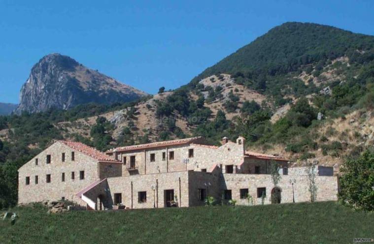 Esterno con parco dell'agriturismo per ricevimento di matrimonio Masseria Rocca di Gonato