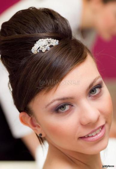 Trucco rosa e capelli raccolti per la sposa