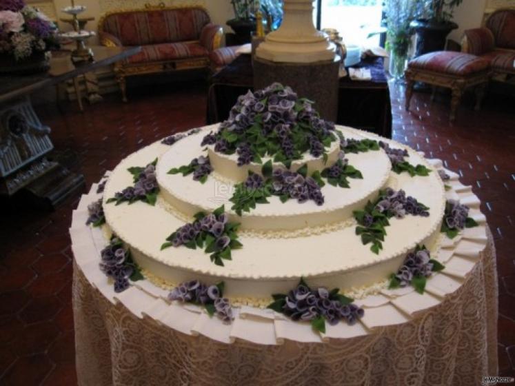 Torta per il matrimonio con fiori viola