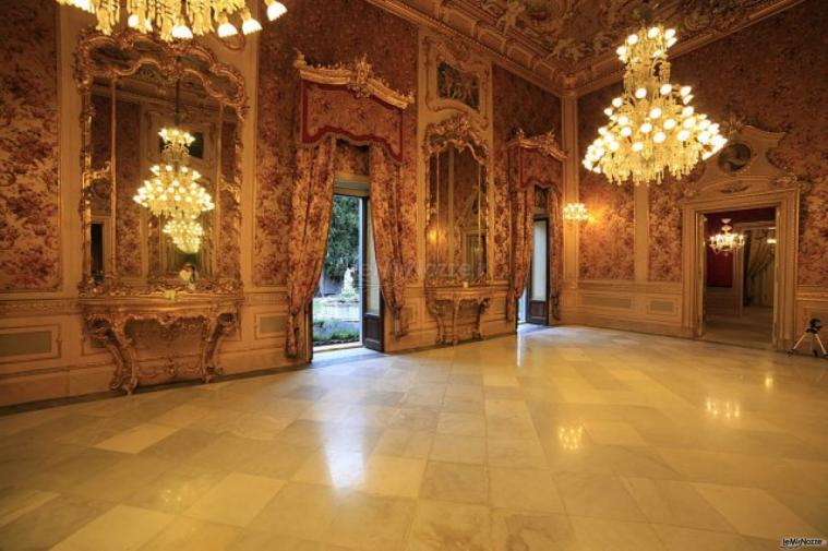 Ampia sala interna con decori in stile barocco per ricevimento di matrimonio a Catania