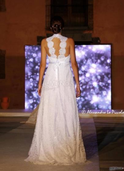 Particolare sulla schiena con il pizzo che forma delle bretelle tempestate di strass - Atelier Laura La Spina