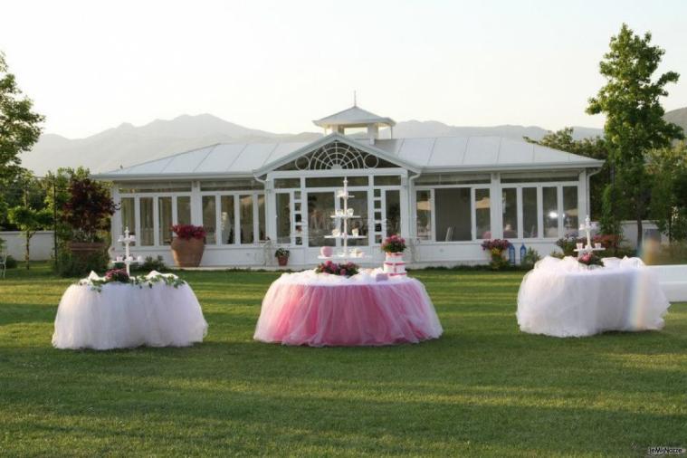 I tavoli per la torta nuziale allestiti con tulle rosa e bianco