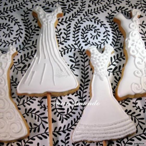 Cookie pops a forma di abito da sposa bianco