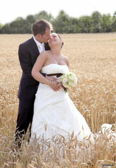 Servizio fotografico del matrimonio in un campo di grano