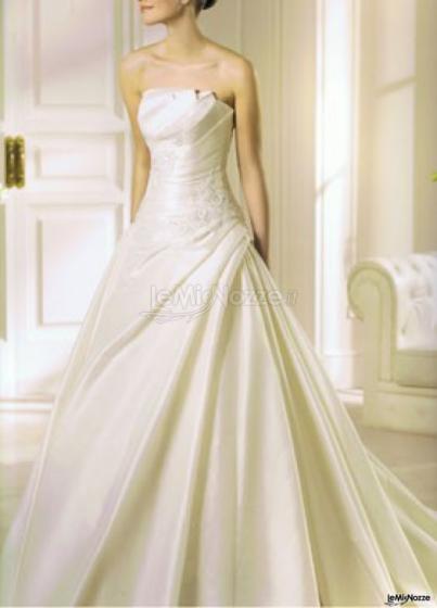 Elegante abito da sposa dalla linea classica