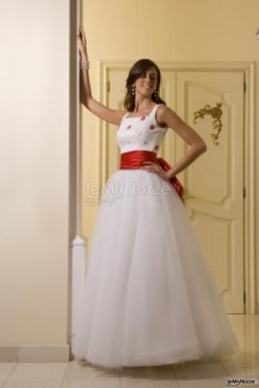 Vestito da sposa con motivi rossi