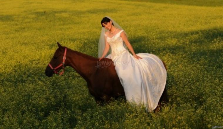 Sposa a cavallo per le foto di matrimonio