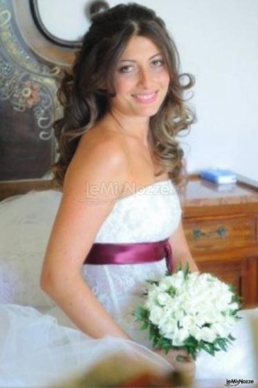 Acconciatura sposa con boccoli e trucco pastello per la sposa