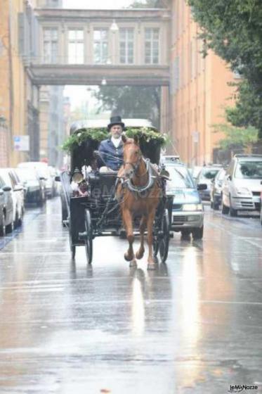 La carrozze si avvia verso la chiesa per la cerimonia nuziale