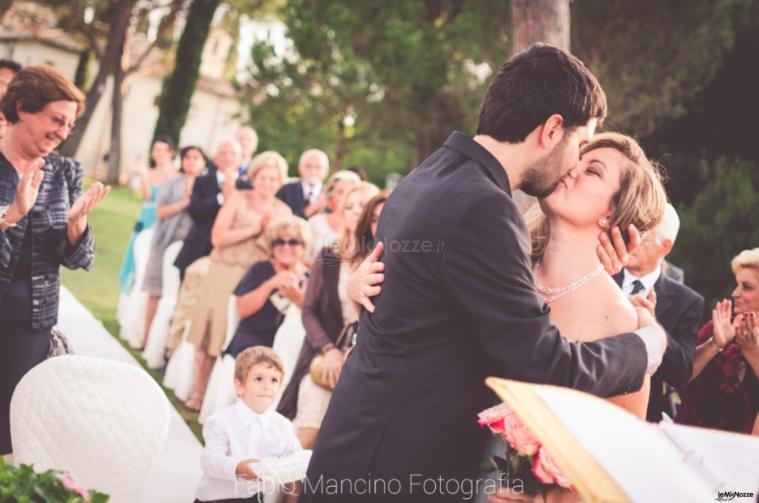 Il primo bacio tra marito e Moglie