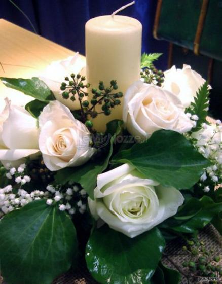 Rose bianche e candele