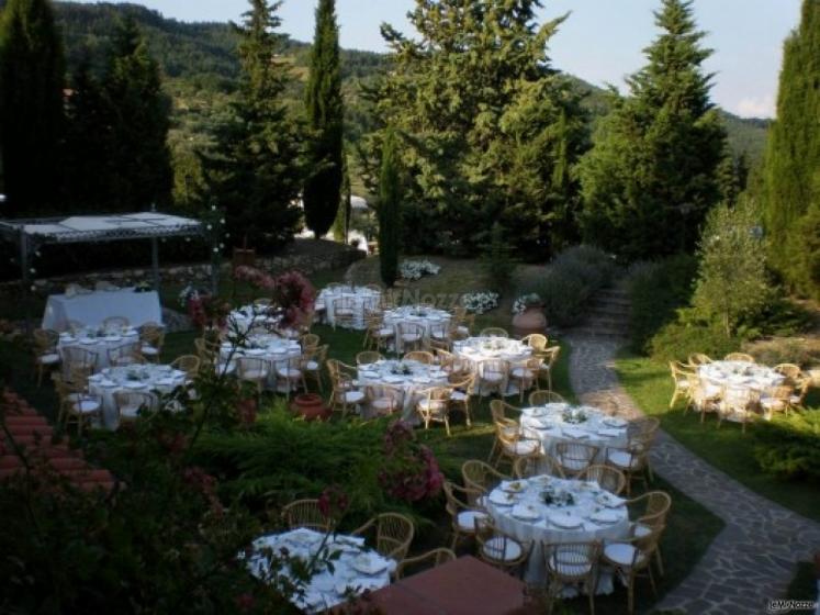 Allestimento tavoli per il ricevimento di nozze in giardino