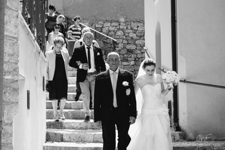 La sposa per le vie del paese prima della cerimonia