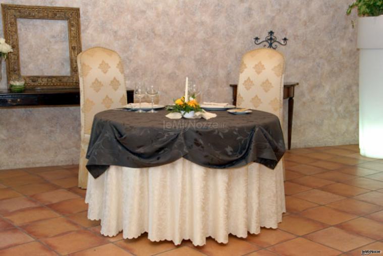 Poggio Normanno Ricevimenti - Mise en place in stile classico per il tavolo degli sposi